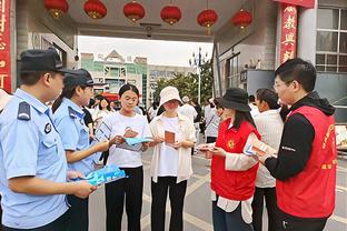 难掩失落！鲁媒：王大雷赛后谢场面对球迷双眼通红