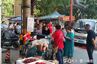 ?氛围无敌！乔治投篮训练 哈登场边“葛优瘫” 小卡笑容满面